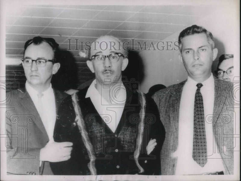 Load image into Gallery viewer, 1962 Press Photo Buffalo N.Y. Randall Wilcoxson &amp; girlfriend in custody bank
