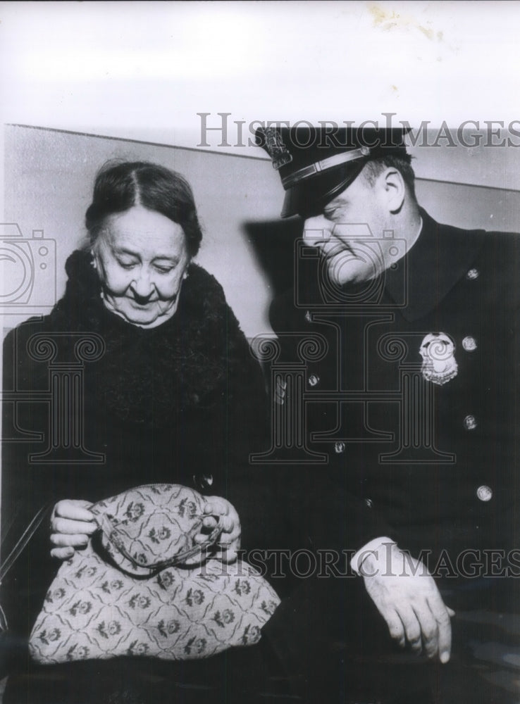 Load image into Gallery viewer, 1952 Press Photo Mrs. Isabell Nichals, Sgt. LeRoy Spaude money bag Milwaukee Wis
