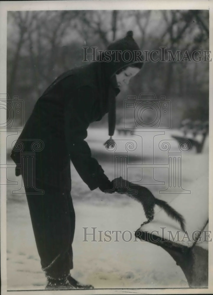 1940 Press Photo Elva Richardson Feeds Squirrel in Jackson Park in Chicago- Historic Images