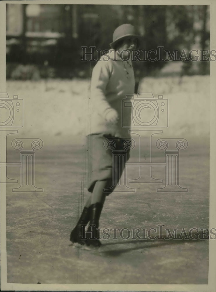 Load image into Gallery viewer, 1926 Press Photo Mrs. Charles Reed snapped on the ice at Tuxedo Club in New York

