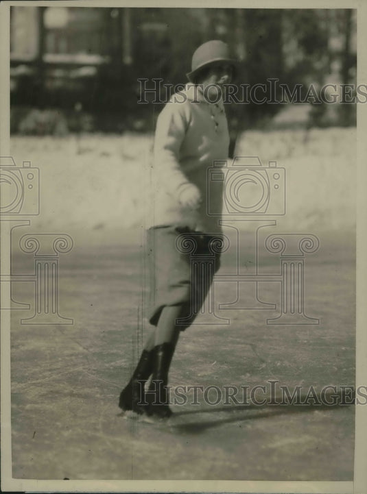 1926 Press Photo Mrs. Charles Reed snapped on the ice at Tuxedo Club in New York