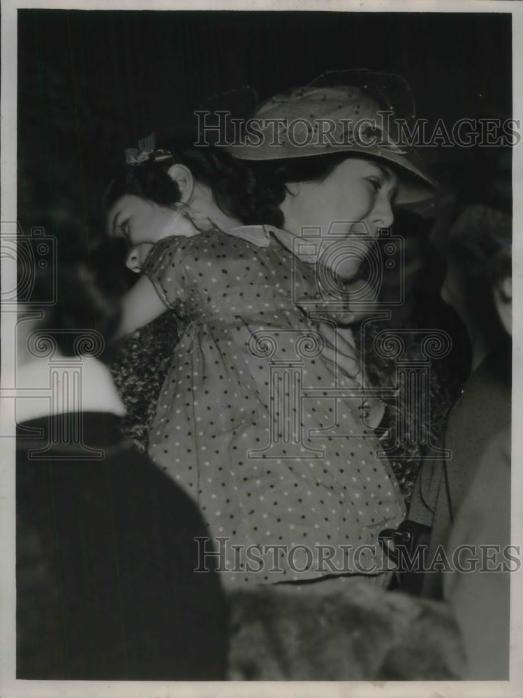 1937 Press Photo Virginia S. Tomlinson Holds Daughter Sheila Ann, 4, In Her Arms