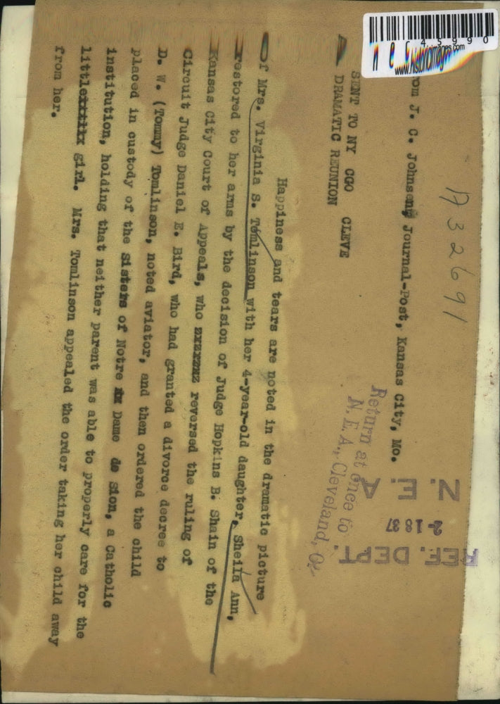 1937 Press Photo Virginia S. Tomlinson Holds Daughter Sheila Ann, 4, In Her Arms