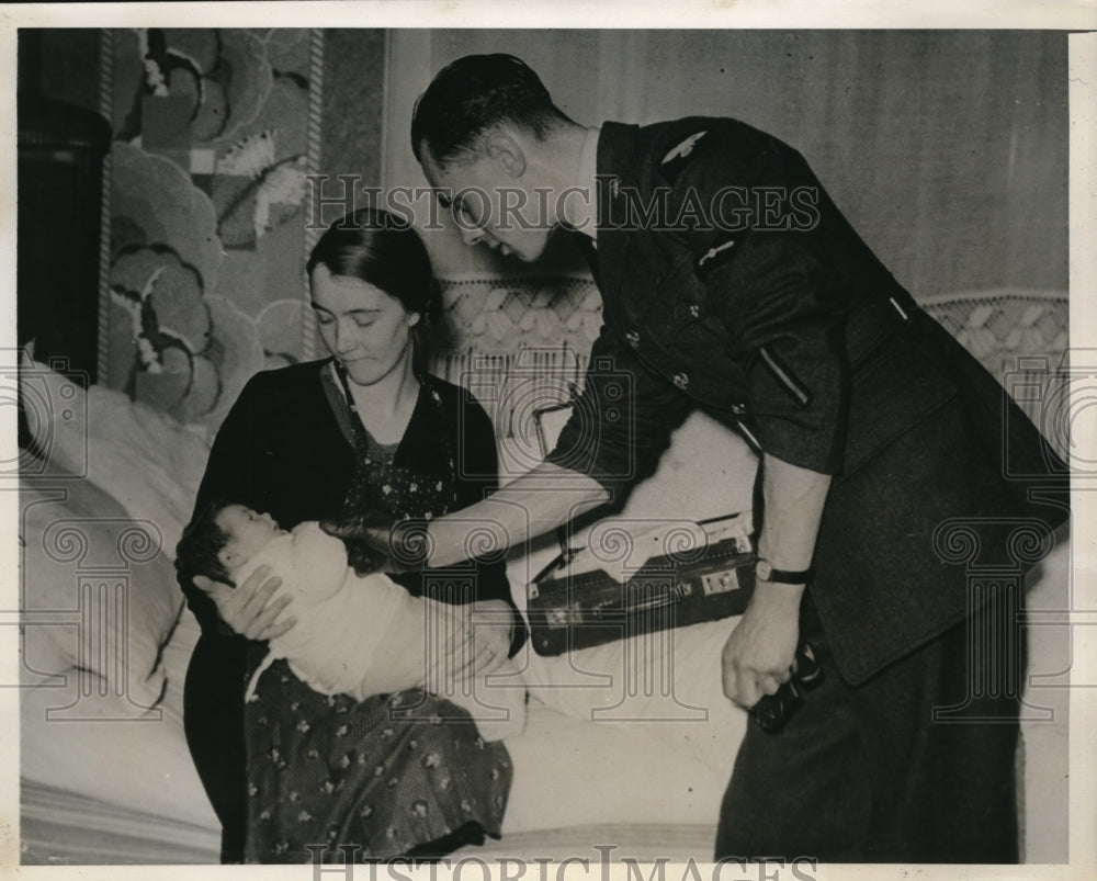 1940 Press Photo RAF Nursing orderly GH Spencer, Mrs Houwell & baby in France- Historic Images