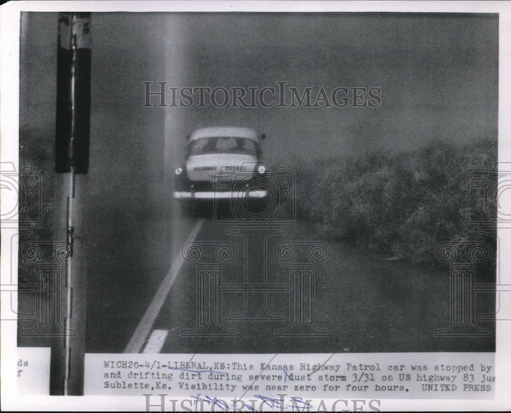 1955 Press Photo Kanas highway patrol car stopped due to dust storm.- Historic Images