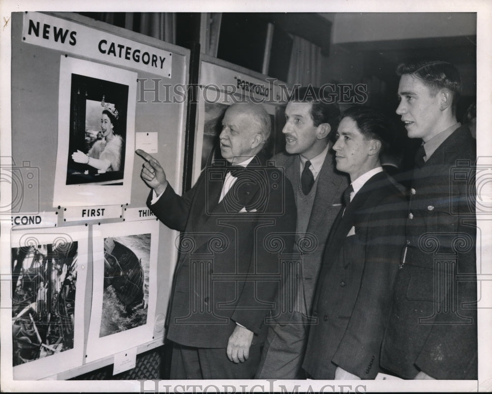 1952 Press Photo American Ambassador Walter Gifford admires winning pictures