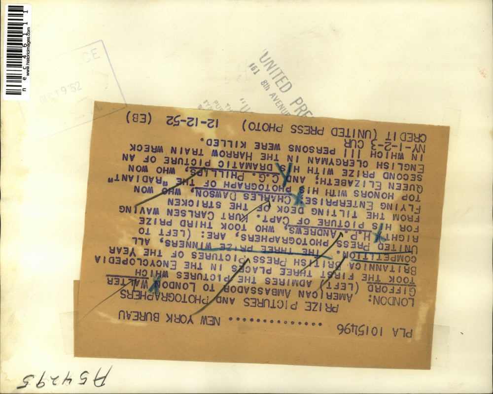 1952 Press Photo American Ambassador Walter Gifford admires winning pictures