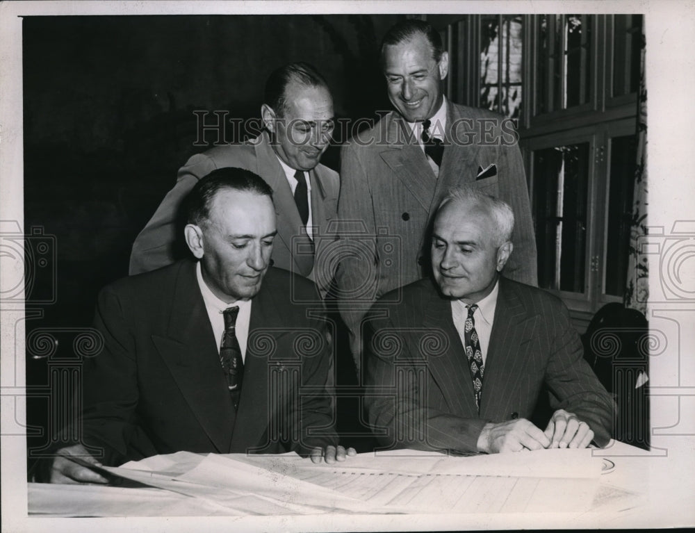 1945 Press Photo Football Commissioner discussed football Clinic in Illinois.
