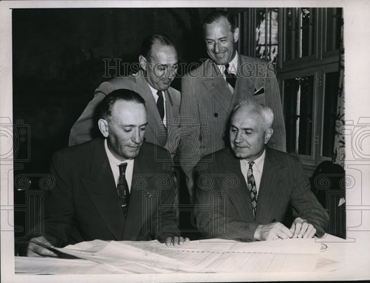 1945 Press Photo Football Commissioner discussed football Clinic in Illinois.