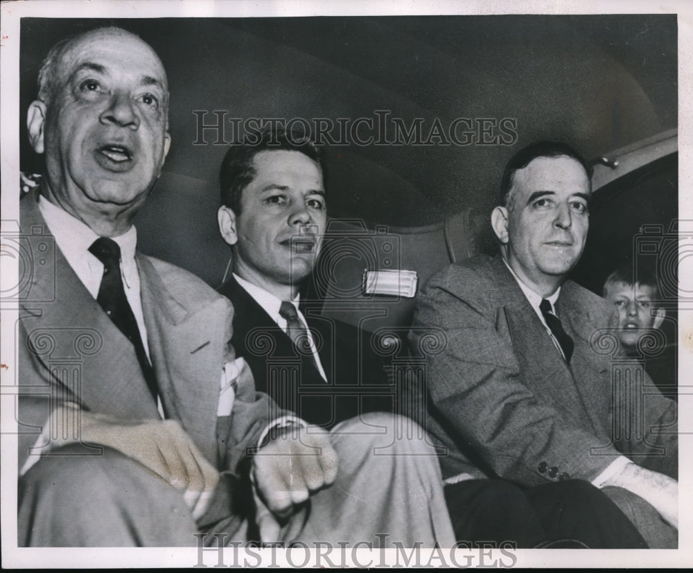 1952 Press Photo Government Lawmen leave court