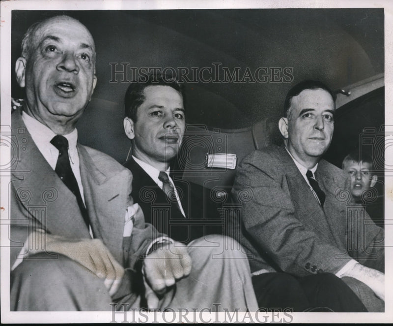 Load image into Gallery viewer, 1952 Press Photo Government Lawmen leave court
