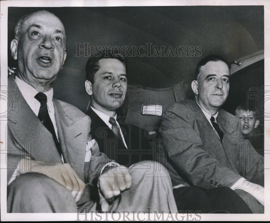 1952 Press Photo Government Lawmen leave court