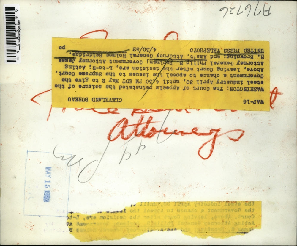 1952 Press Photo Government Lawmen leave court