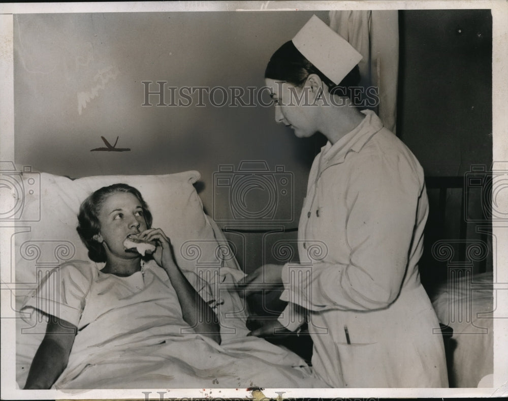 1935 Press Photo Miss Thelma Kaighn in a cotton diet.