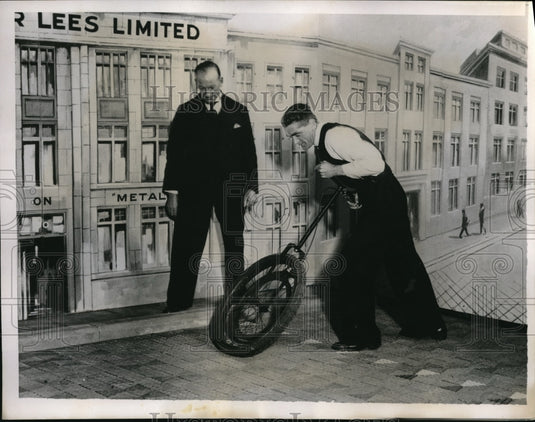 1936 Press Photo Skid-proof metal road demonstrated in Islington, England- Historic Images