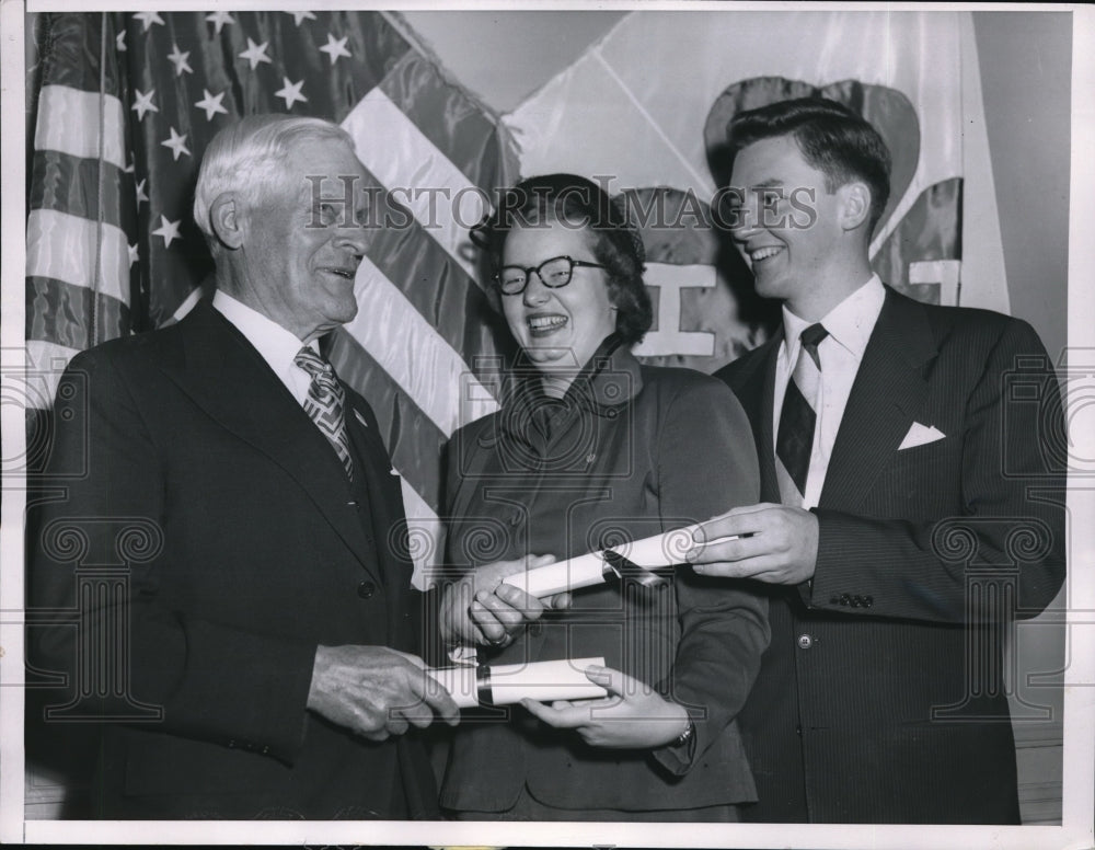 1952 Press Photo Thomas Wilson present 31st Natl. 4-HClub Awars for Citizenship.