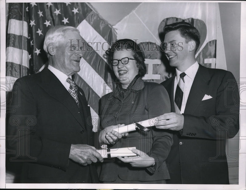 Load image into Gallery viewer, 1952 Press Photo Thomas Wilson present 31st Natl. 4-HClub Awars for Citizenship.
