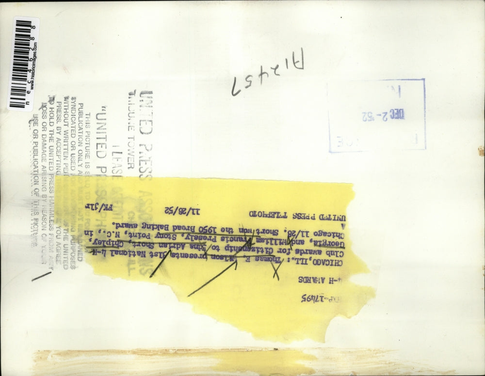 1952 Press Photo Thomas Wilson present 31st Natl. 4-HClub Awars for Citizenship.