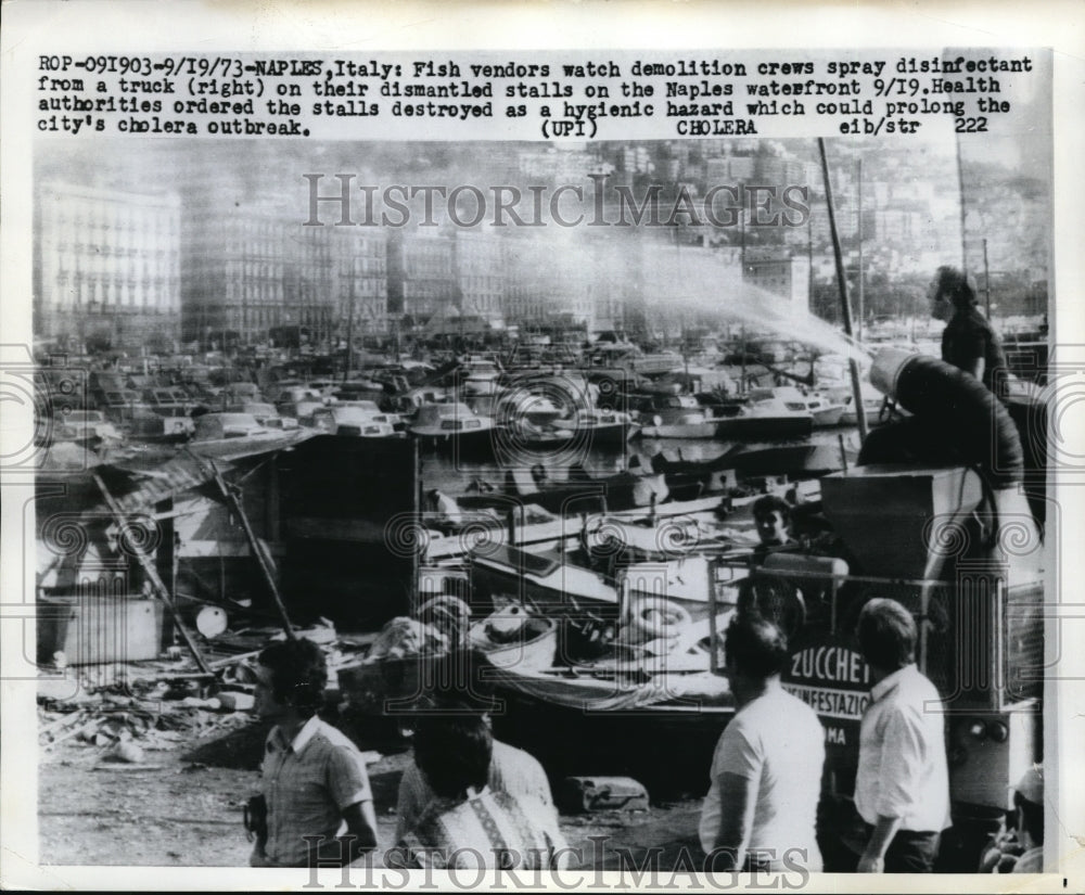 1973 Press Photo Fish Vendors watched demolition crew destroy Stall at Naples.