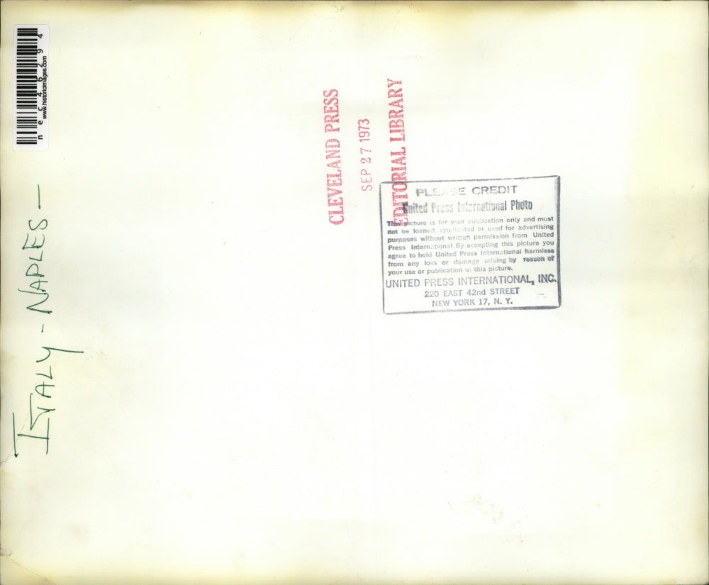 1973 Press Photo Fish Vendors watched demolition crew destroy Stall at Naples.