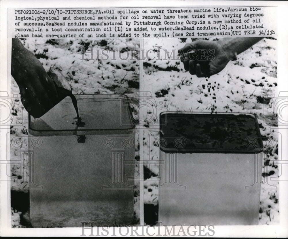 1970 Press Photo Oil spillage on water threatens marine life. Pittsburgh, Pa.