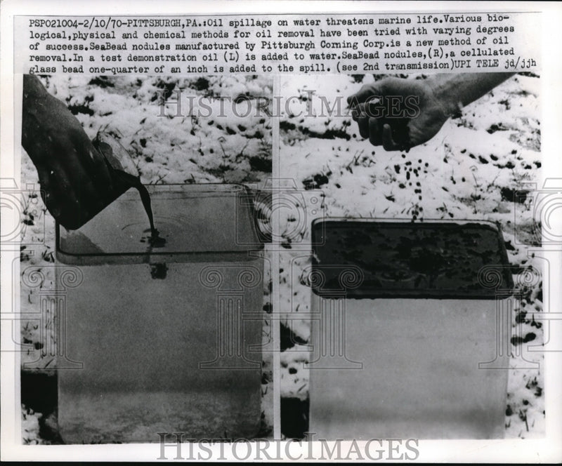 Load image into Gallery viewer, 1970 Press Photo Oil spillage on water threatens marine life. Pittsburgh, Pa.
