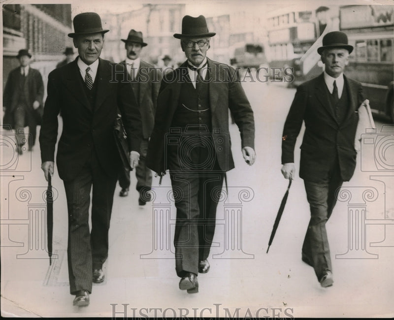 Load image into Gallery viewer, 1933 Press Photo Mr. Ramsay MacDonald on his way to the house in Washington DC
