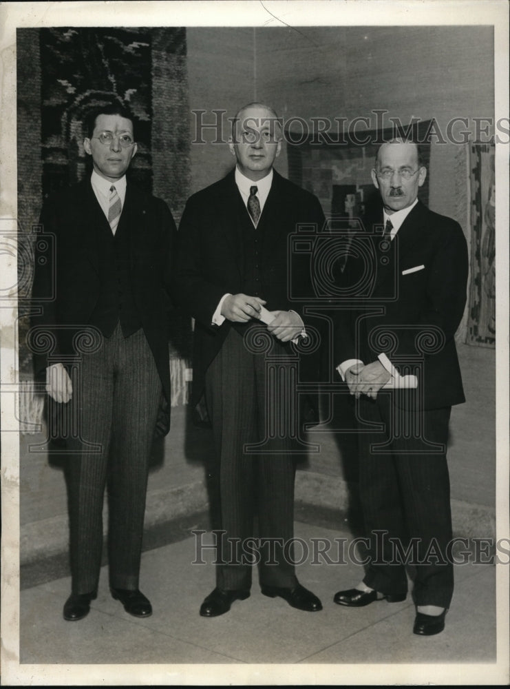 Load image into Gallery viewer, 1932 Press Photo Louis Horsch, Axel Astrom, Carl Altio art show
