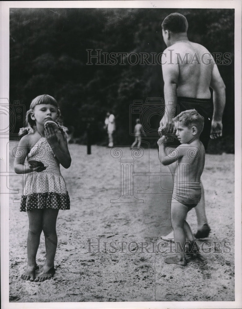 Load image into Gallery viewer, 1950 Press Photo Edward Zeek and son Johnny and Judy Miller at the beach
