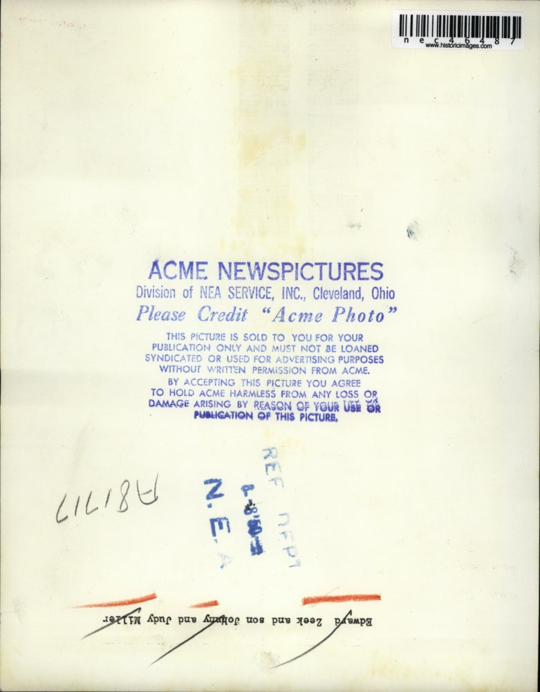 1950 Press Photo Edward Zeek and son Johnny and Judy Miller at the beach