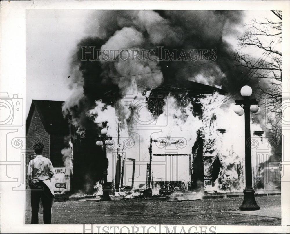 1944 Press Photo Fire at a cleaning in Morrison, Ill. kills one woman