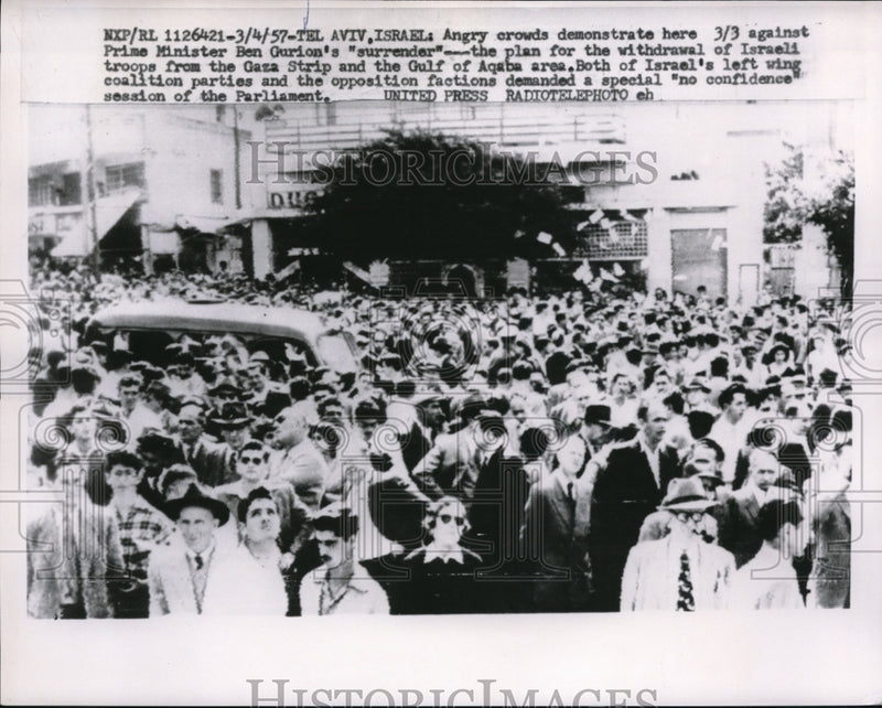 Load image into Gallery viewer, 1957 Press Photo demonstrators against PM Ben Gurion's plan for withdrawal
