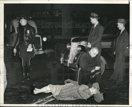 1943 Press Photo Lula Clements Struck By Automobile Waiting For Ambulance - Historic Images