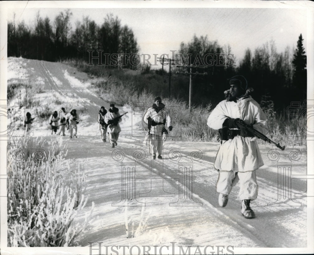 1970 Press Photo Soldiers march Through Snow With Huge Machine Guns - nec46630- Historic Images