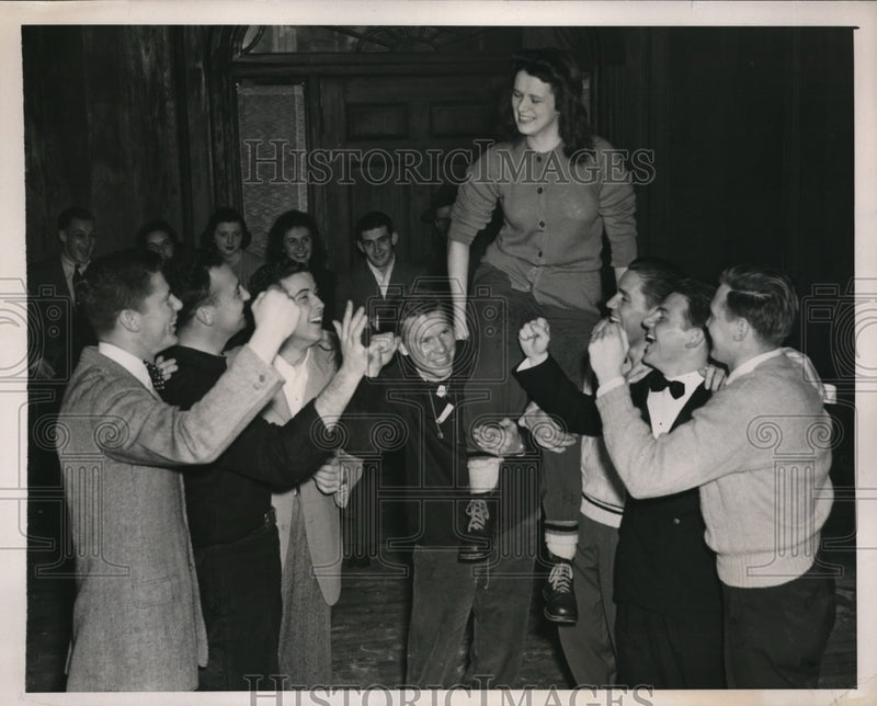 Load image into Gallery viewer, 1941 Press Photo Joan Walters, Queen of Dartmouth Winter Carnival Raised High

