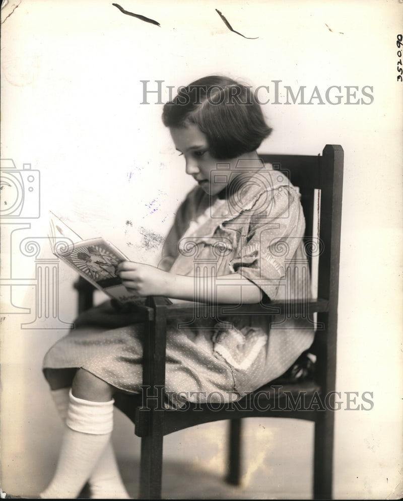 Load image into Gallery viewer, 1936 Press Photo Peggy Ann Landon reading a book. Kansas
