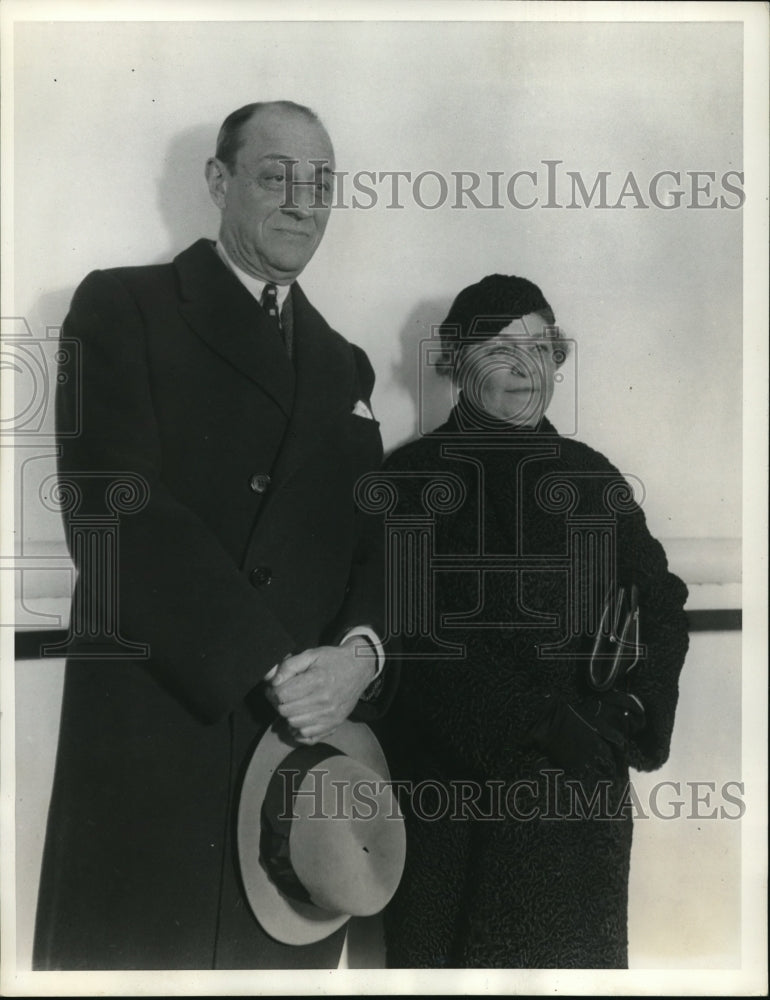 Load image into Gallery viewer, 1933 Press Photo Mr and Mrs Jesse Arrive from abroad aboard SS Majestic
