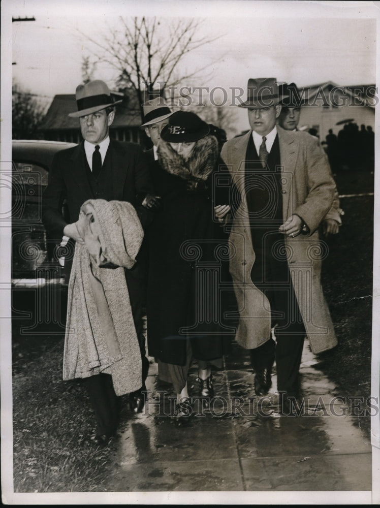 1935 Press Photo Richard Tear attending funeral of late Corinna Loring