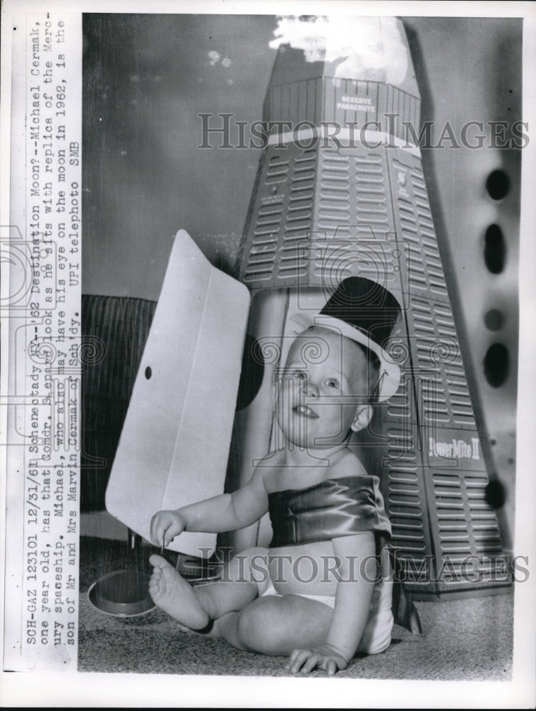 1961 Press Photo Michael Cermak Comdr. Shepard Replica Spaceship - Historic Images