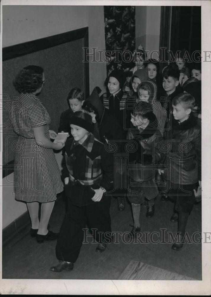 Load image into Gallery viewer, 1940 Press Photo Students Walking Into Classroom and Greeted by Teacher
