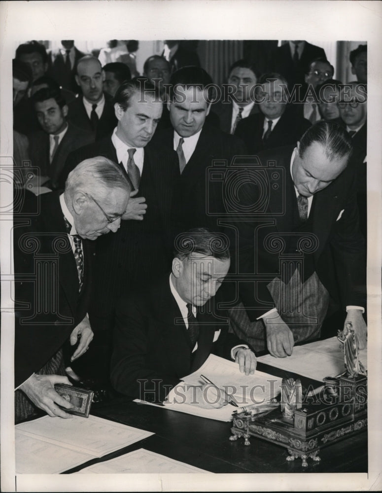 1948 Press Photo French Foreign Minister Georges Bidault Signs Charter