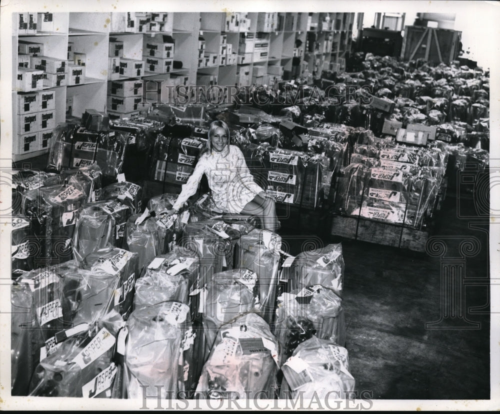 Press Photo Blonde Model In Short Dress Sue Kell At Sterling Engine Supply Co.