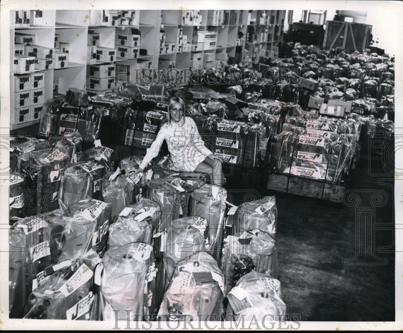Load image into Gallery viewer, Press Photo Blonde Model In Short Dress Sue Kell At Sterling Engine Supply Co.
