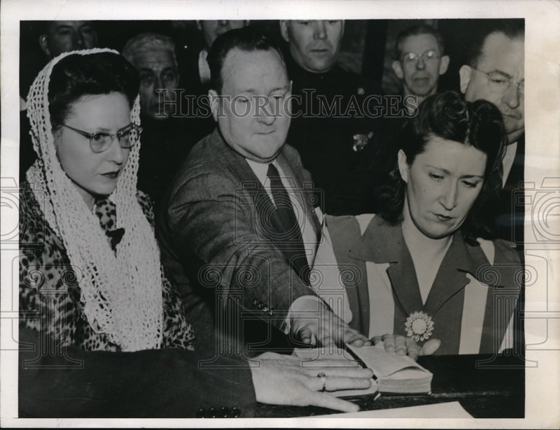 Load image into Gallery viewer, 1945 Press Photo Helen Franks Arrested For Shooting George Haygen
