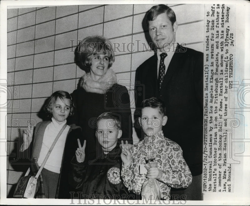 Load image into Gallery viewer, 1970 Press Photo Pittsburgh, Pa D Hextall &amp; family as hes traded to Canadiens
