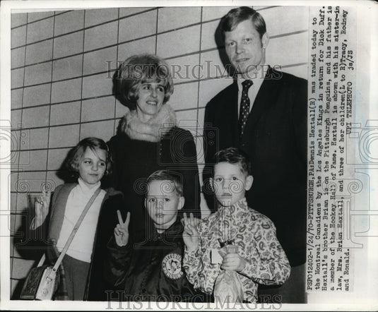 1970 Press Photo Pittsburgh, Pa D Hextall & family as hes traded to Canadiens