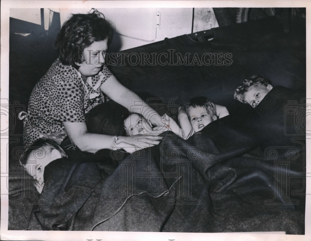 1952 Press Photo Mrs. Ernest Taylor and children at City water maintenance bldg