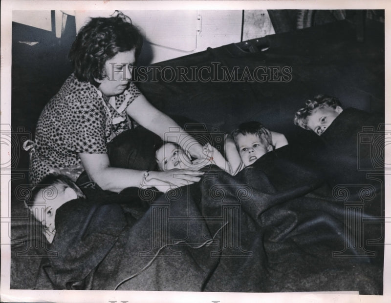 Load image into Gallery viewer, 1952 Press Photo Mrs. Ernest Taylor and children at City water maintenance bldg
