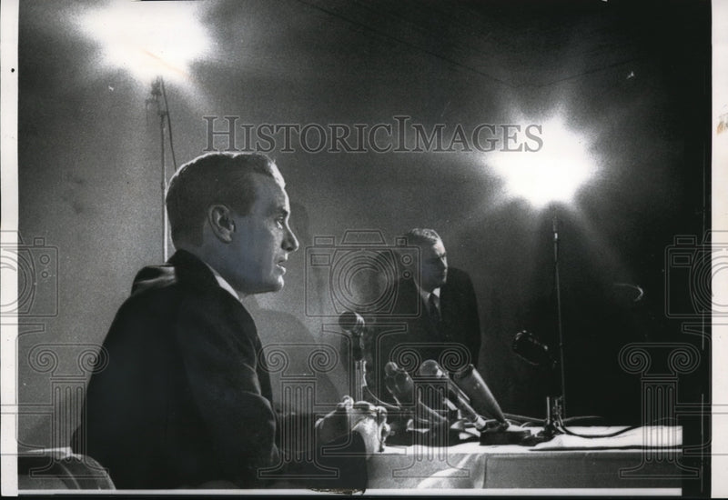Load image into Gallery viewer, 1962 Press Photo Atty. Gen. Edward J. McCormack Jr. Faces Press at Convention
