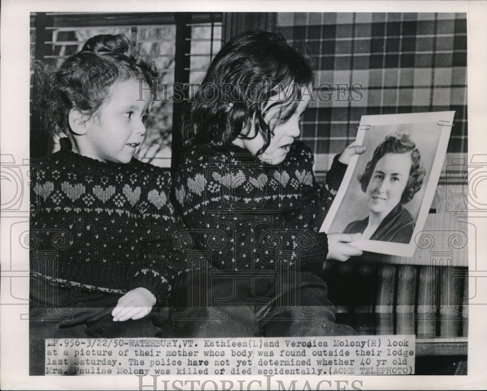 1950 Press Photo Kathleen &amp; Veronica Molony look at a picture of their mother- Historic Images